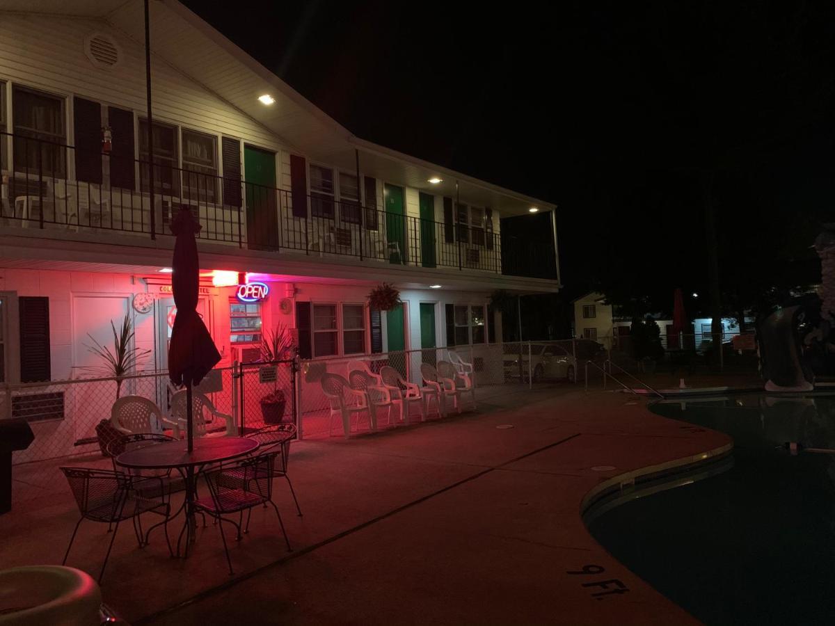 Colonial Motel วิสคอนซินเดลส์ ภายนอก รูปภาพ
