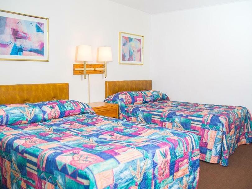 Colonial Motel วิสคอนซินเดลส์ ภายนอก รูปภาพ